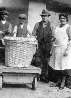 Ern + Emily King (RHS) at cress beds